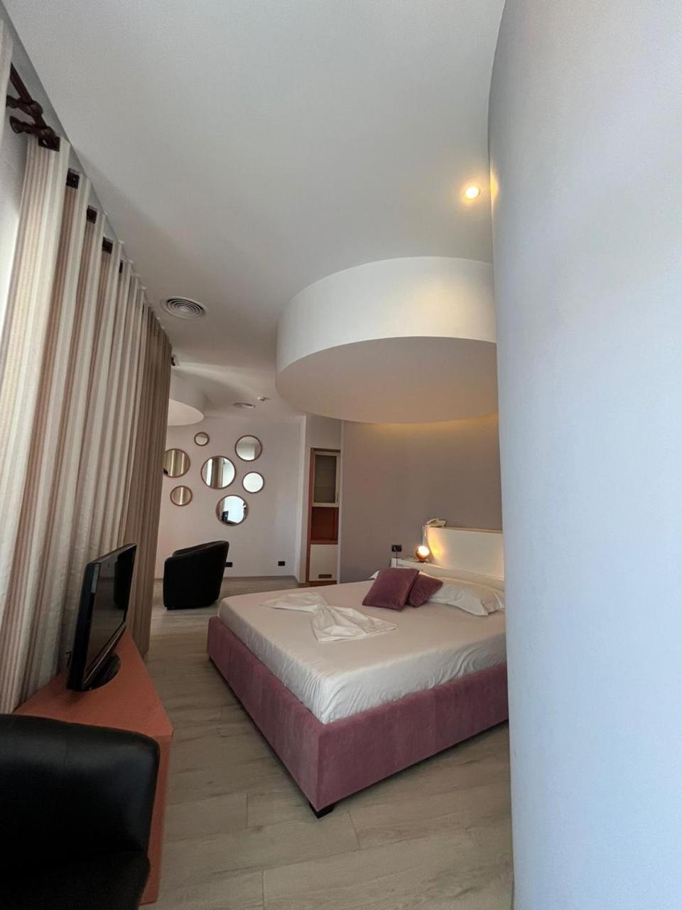 Icon Hotel Вльора Екстер'єр фото