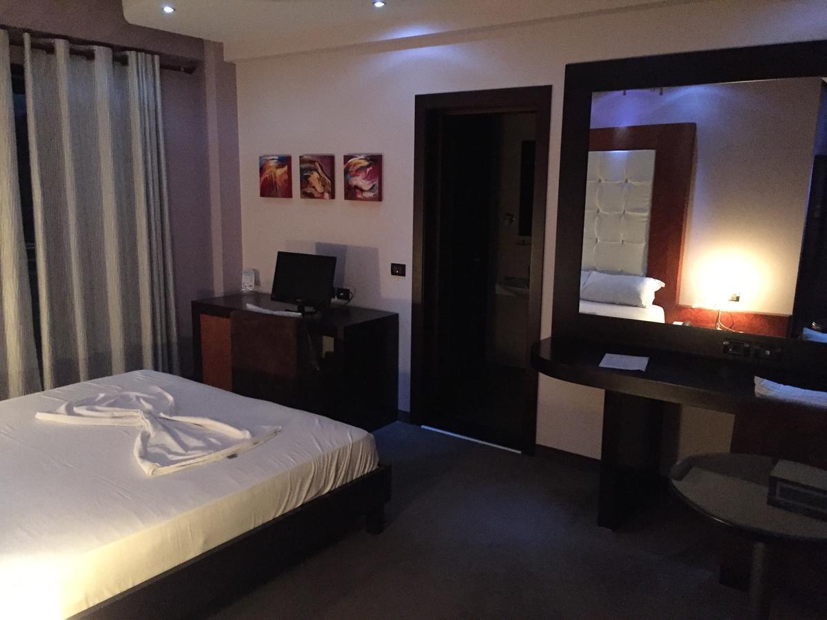 Icon Hotel Вльора Екстер'єр фото