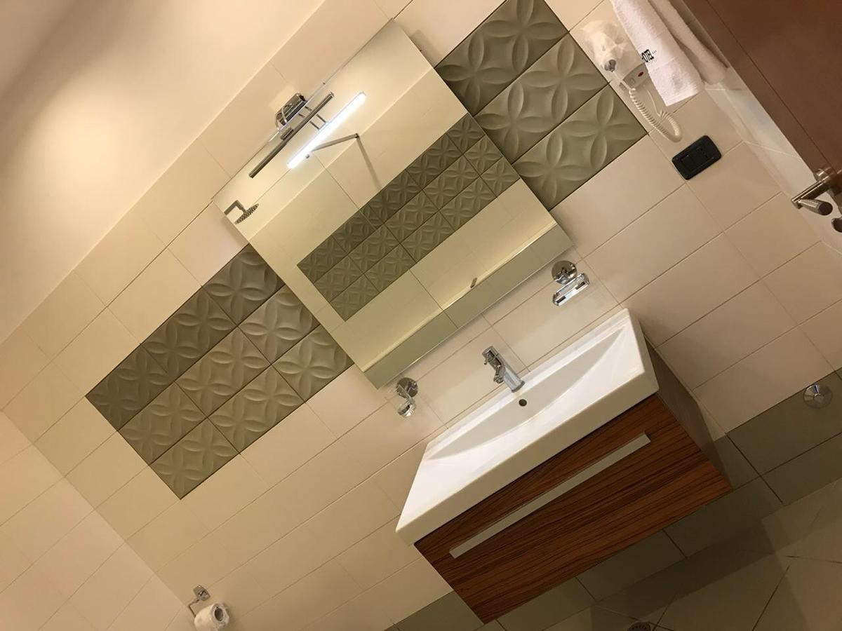 Icon Hotel Вльора Екстер'єр фото
