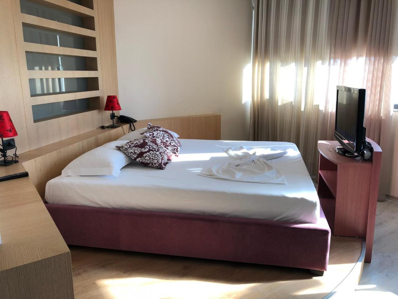 Icon Hotel Вльора Екстер'єр фото