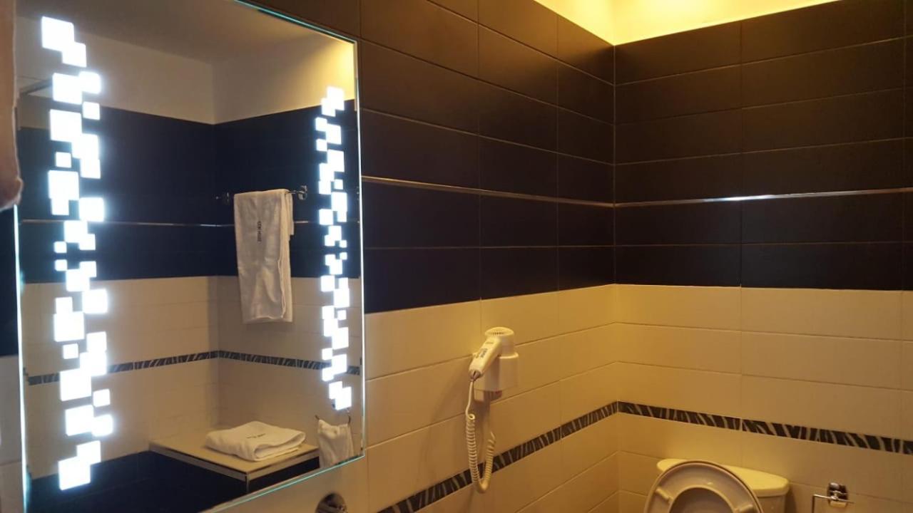 Icon Hotel Вльора Екстер'єр фото