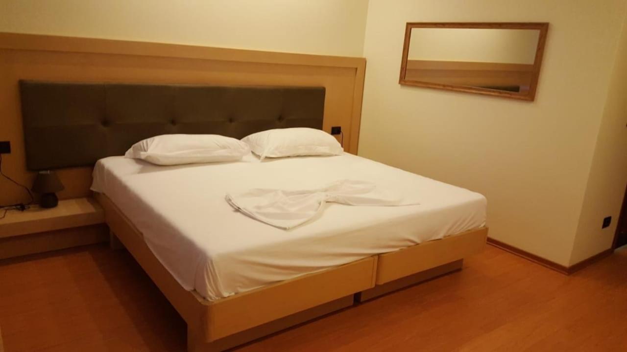 Icon Hotel Вльора Екстер'єр фото
