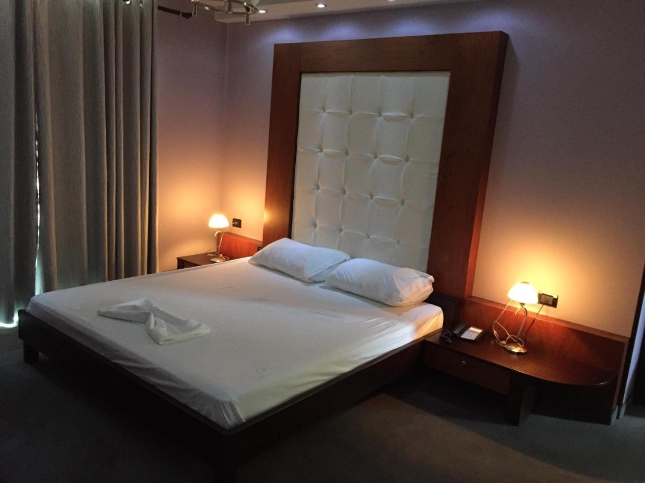 Icon Hotel Вльора Екстер'єр фото