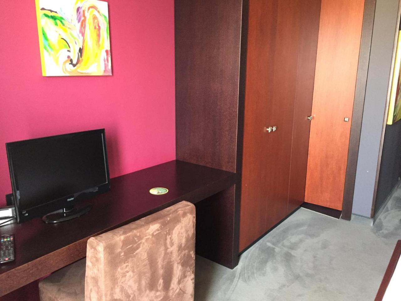 Icon Hotel Вльора Екстер'єр фото
