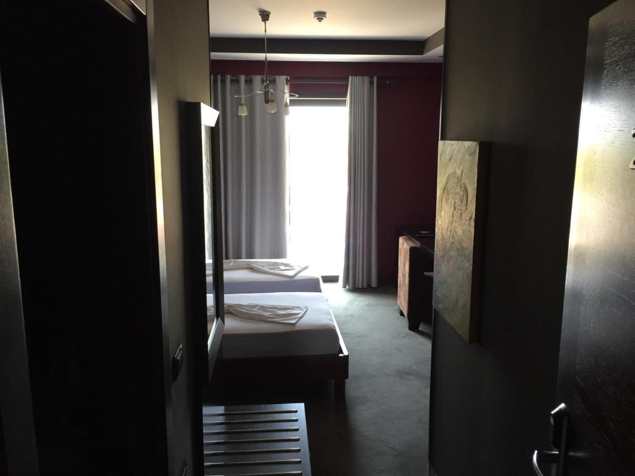 Icon Hotel Вльора Екстер'єр фото